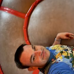 Run Jump-n-Play - Chilling out and jumping around and the UFO bounce house