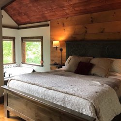 Enchanted Treehouses - Bed and tub