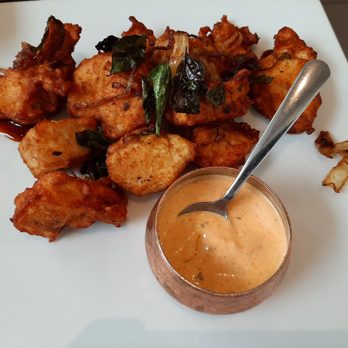 Thali - Chicken sukka. Eat all together (chicken ,leaves, sauce, onion)... *chef kiss* - Indian Near Me - Ottawa, Ontario
