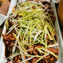 Gehackte Schweinefleisch mit Frühlingszwiebeln