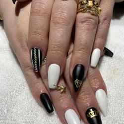 Ritz Nails - Fashionable nails!