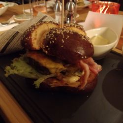Fasshalle - Burger " Fasshalle" auf Laugenbrötchen