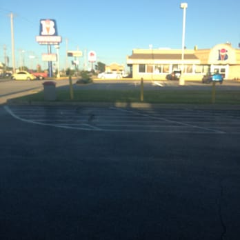 Braum's Ice Cream & Hamburgers - a parking lot - Restaurants Near Me - Moore, Oklahoma