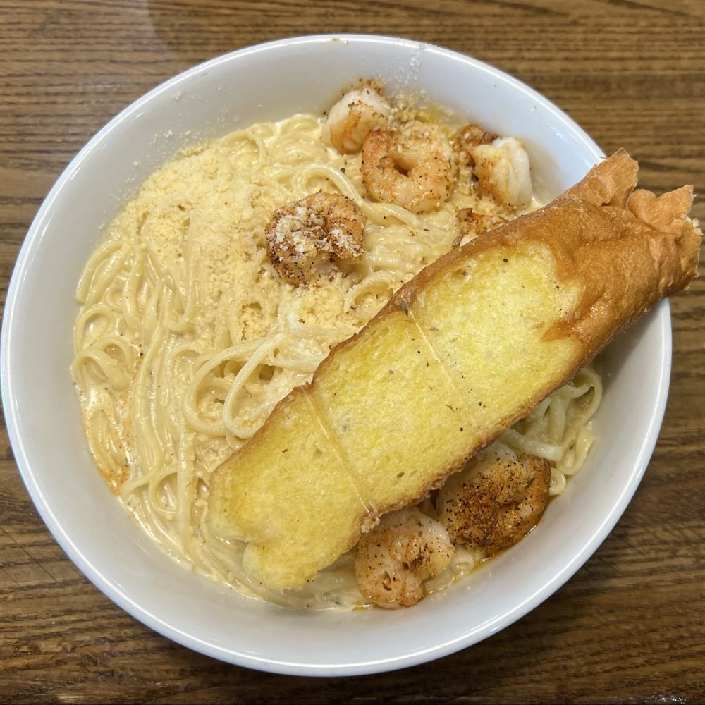 Johnny's Farm House - Fettuccine Alfredo with shrimp and garlic bread. - Chicken Shop Near Me - Concord, North Carolina Johnny's Farm House - Fettuccine Alfredo with shrimp and garlic bread. - Chicken Shop Near Me - Concord, North Carolina