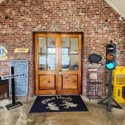 Mama Hamil’s - Foyer