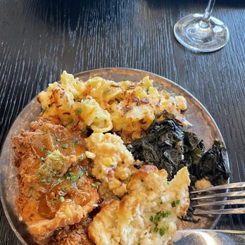 Metropolis - FRIED CHICKEN and grits with greens LOBSTER ROLL( they changed it seasonally to mac and cheese - American Near Me - New York, New York Metropolis - FRIED CHICKEN and grits with greens LOBSTER ROLL( they changed it seasonally to mac and cheese - American Near Me - New York, New York