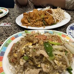 My Pad Woon Sen had pork that was disgusting. But my friend's Pad Thai w/ Tofu was amazing My Pad Woon Sen had pork that was disgusting. But my friend's Pad Thai w/ Tofu was amazing