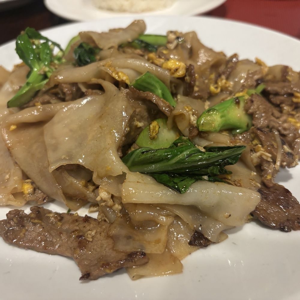 Eagle Thai Cuisine - Pad See Ew with beef - Thai Near Me - Cliffside Park, New Jersey Eagle Thai Cuisine - Pad See Ew with beef - Thai Near Me - Cliffside Park, New Jersey