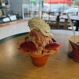 strawberry cheesecake w/vanilla and shaved ice cream