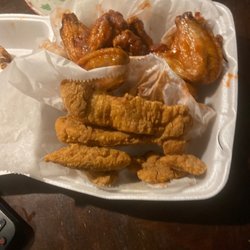 Chicago Wingz Around The World - Couldn't even separate the wings from tenders. There are only 4 tender when order says 5