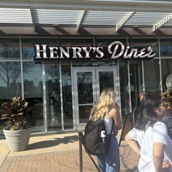 Henry's Diner - The outside of Henry's Diner - Diners Near Me - Piscataway Township, New Jersey