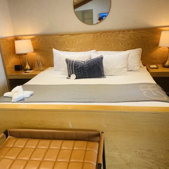 Calamigos Ranch Resort & Spa - Premium cottage bed, complimentary Evian waters - Resorts Near Me - Malibu, California