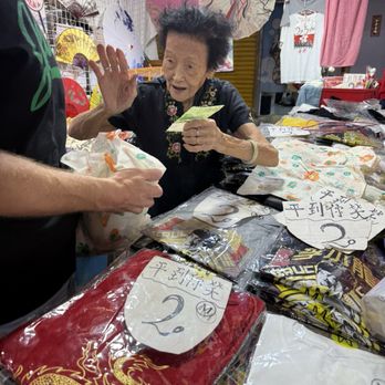 廟街夜市 - T-Shirt vendor - Landmarks & Historical Buildings Near Me - Hong Kong, HK