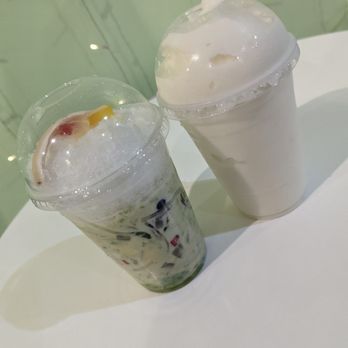 Che-Lo - Avocado Smash on the left and Durian Smoothie (only for the brave heheh) on the right. - Vietnamese Near Me - Union City, California