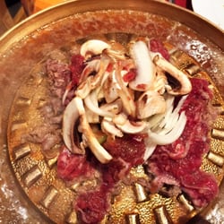 Seoul - Bulgoggi in the making... Mashisoyo!