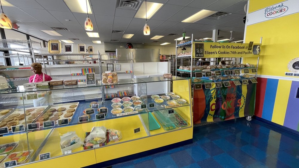 EILEEN’S COLOSSAL COOKIES Updated June 2024 18 Photos & 28 Reviews 1024 S. 74th Plaza