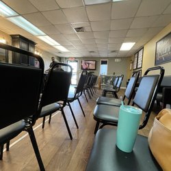 kenny’s kutz - Waiting area