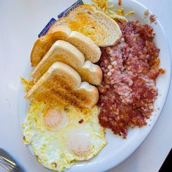 Papa Z's - Corned beef hash egg combo