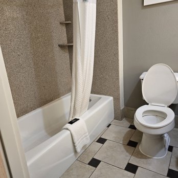 La Quinta by Wyndham Dublin - Pleasanton - Low tub for someone that has issues of getting in and out of the shower. Clean shower area. - Hotels Near Me - Dublin, California