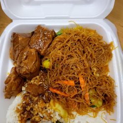 Lola Adang's Kusina - Pancit & pork combo over rice