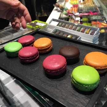 Christophe Roussel - A selection of macarons - Chocolatiers & Shops Near Me - Paris, 75 Christophe Roussel - A selection of macarons - Chocolatiers & Shops Near Me - Paris, 75