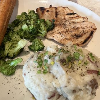 Applebee's Grill + Bar - Very dry chicken breast - Sports Bars Near Me - Fort Payne, Alabama