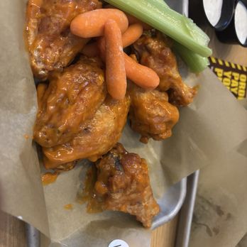 Buffalo Wild Wings - Spicy garlic - American Near Me - Santee, California