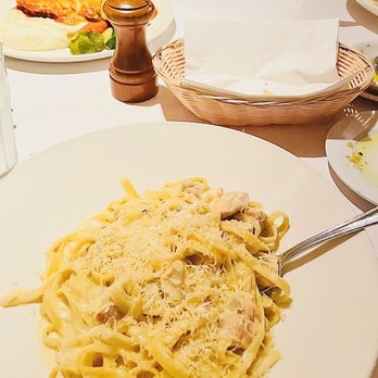 La Strada - Chicken Fettuccine Alfredo  as you can see the bread basket is empty...... refill me please! - Italian Near Me - San Pablo, California