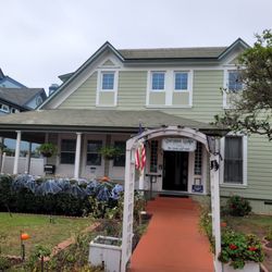 My stay at the Cherokee Lodge was very quiet and close to the beach, stores and restaurants. It's a very clean and unique hotel.