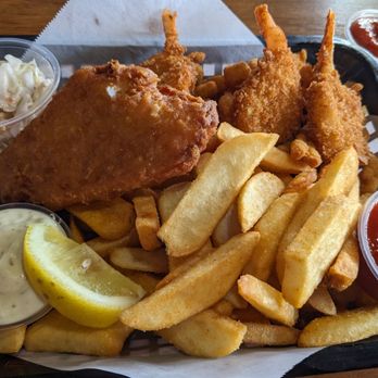 The Chowder Barge - Fisherman's platter.  Fresh and hot. - Seafood Near Me - Wilmington, California
