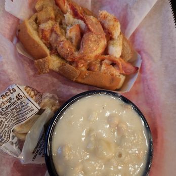 Luke's Lobster Downtown Crossing - Crab roll and clam chowder - Seafood Near Me - Boston, Massachusetts Luke's Lobster Downtown Crossing - Crab roll and clam chowder - Seafood Near Me - Boston, Massachusetts