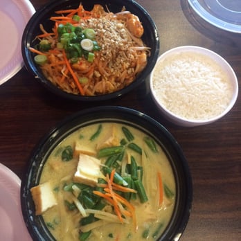 Krua Thai - Green curry with tofu and pad thai with chicken. Get the pad thai!!!! - Thai Near Me - Glenview, Illinois Krua Thai - Green curry with tofu and pad thai with chicken. Get the pad thai!!!! - Thai Near Me - Glenview, Illinois
