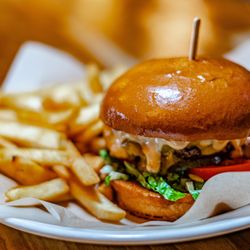 Spin Lounge - Grill & Spirits - Cali Classic Burger