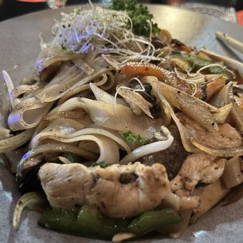 Dashi - Pad Thai. Had the chef spent some more attention to flavor than display!!! - Japanese Near Me - Buenos Aires, C