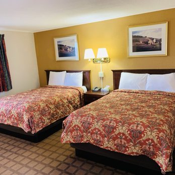 Eastgate Inn - 2 Double Bed Room - Hotels Near Me - Littleton, New Hampshire