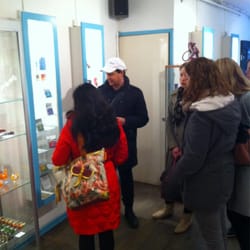 Drugs Tour Amsterdam - Uitleg door Ernesto tijdens de Drugs tour in een smartshop