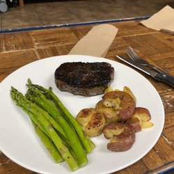 The Duke Bistro - Filet with asparagus and smashed potatoes