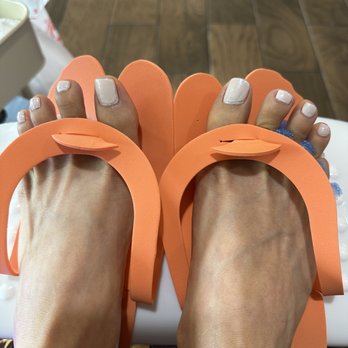 Organic Day Spa - Weird paint job and you can see the top coat layer, clearly - Day Spas Near Me - Austin, Texas