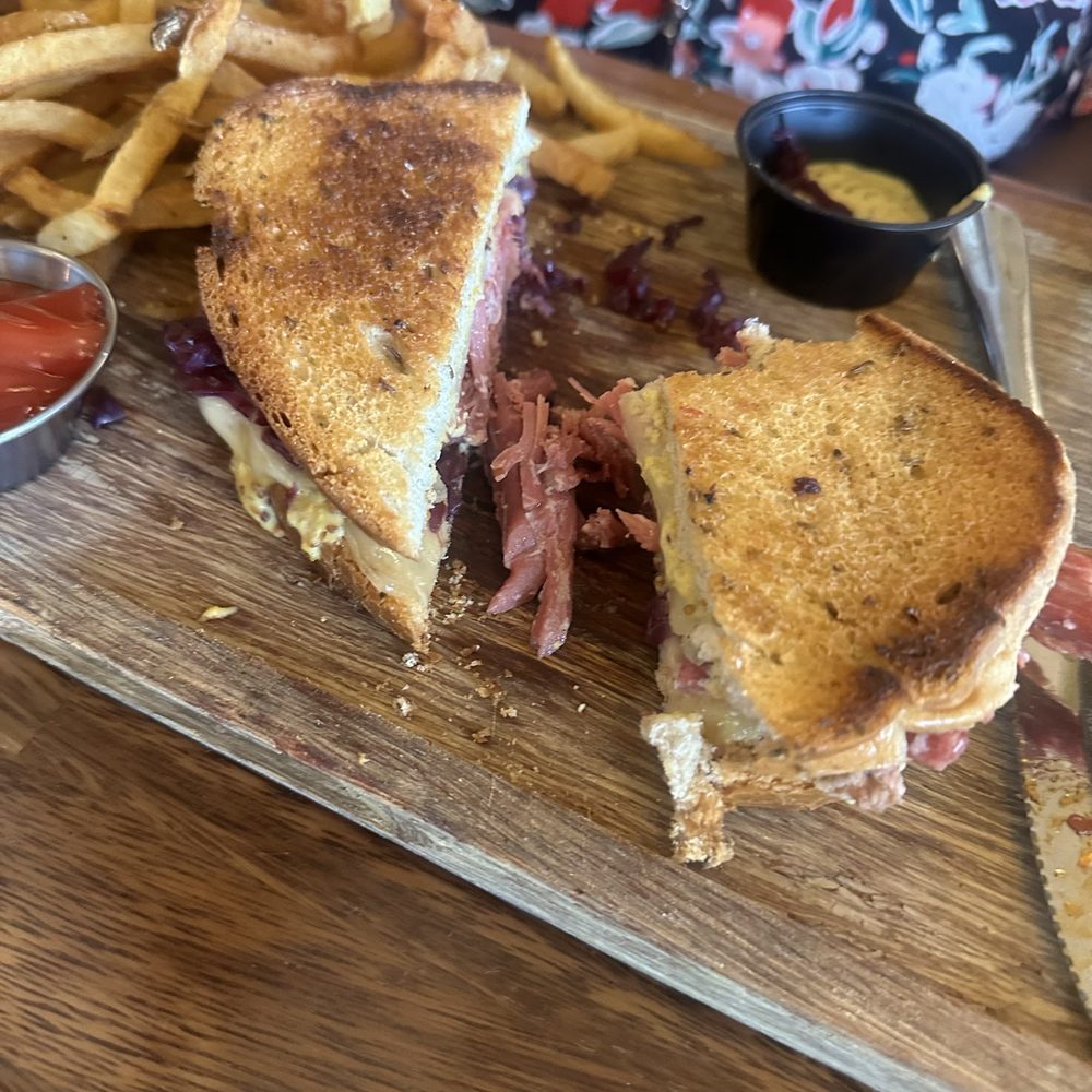 Center Square Grill - Ruben sandwich - New American Near Me - East Longmeadow, Massachusetts
