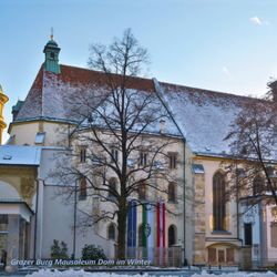 Mausoleum - Grazer Dom mit dem Mausoleum im Hintergrund im Winter