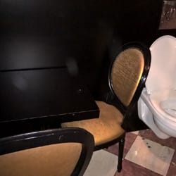 Le Président - Drôle de toilette.. Une petite partie de carte peut être ?