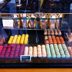 Le Cleach - At least 10 sorts of fresh macaroons every day