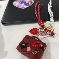 Sandrini - Love this!!! The little pouch holds my AirPods‼