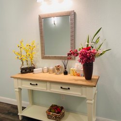 beauty maxx - Pretty Hallway with fresh flowers