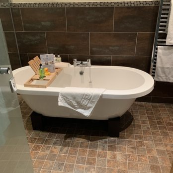 White Hart Royal - Bathroom - also a walk in shower ! - Hotels Near Me - Moreton-in-Marsh, GLS