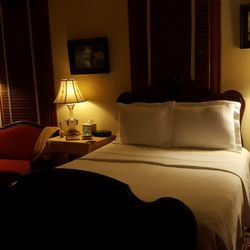Spring Street Inn - Fountain Room settee, nightstand and queen bed