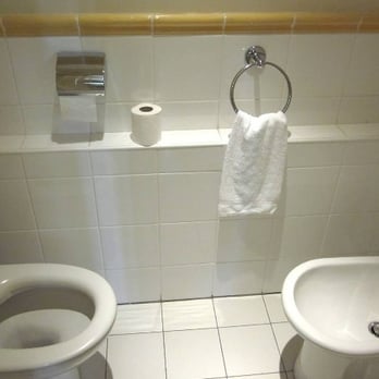 2 Toilets In 1 Bathroom Pretty Neat We Don T Have This The 2 Toilets In 1 Bathroom Pretty Neat