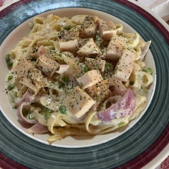 Giovanni's - Fettucini Alfredo with chicken, onions and peas - Italian Near Me - Fairborn, Ohio Giovanni's - Fettucini Alfredo with chicken, onions and peas - Italian Near Me - Fairborn, Ohio