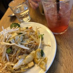 Kapunka - Vegan pad Thai with hibiscus lemonade