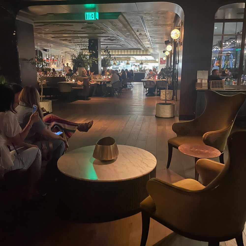 Le Ame - Comfortable waiting area by the host podium - Steakhouses Near Me - Phoenix, Arizona Le Ame - Comfortable waiting area by the host podium - Steakhouses Near Me - Phoenix, Arizona